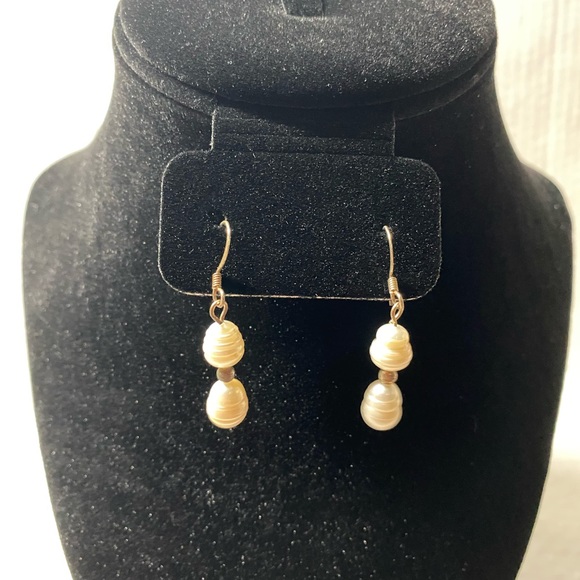 Freshwater Pearl necklace and Earrings - Picture 14 of 14